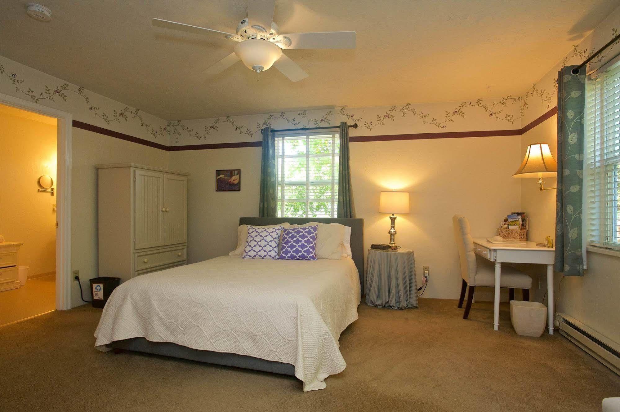 The Oval Door (Adults Only) Hotel Eugene Exterior photo